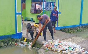 Samapta Polres Yapen Bantu Masyarakat Menanggulangi Banjir