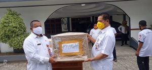 Pemprov Papua Serahkan 5000 Masker Bagi Warga Keerom