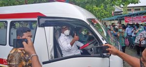 Tingkatkan Layanan Kesehatan Pemkab Jayapura Serahkan 5 Unit Mobit Ambulans