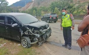 Hilang Kendali Mobil Tabrak Pembatas Jalan di Sentani Timur
