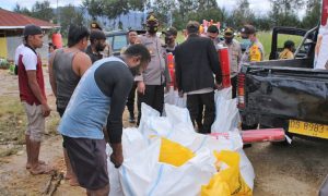 Polres Paniai Kawal Pendistribusian Bantuan Sosial Pemerintah Pusat Kepada Masyarakat Yang Terdampak Banjir Bandang