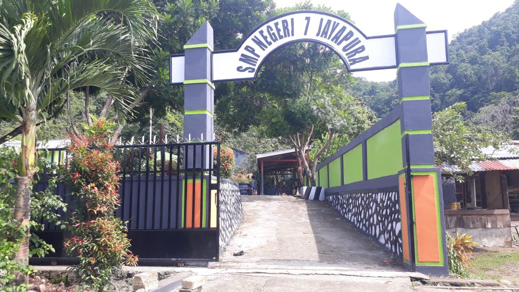 Alumni angkatan 1996 SMP N 7 Jayapura tuntaskan pengecetan Sekolah.