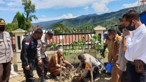 Polres Tolikara bersama BKO Brimob Den Gegana jalin kerjasama Dinas Pertanian Dukung kampung tangguh Pertanian