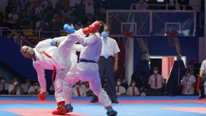 Karateka Papua Nabet Tabuni melesatkan Tendangan Ke atlit karate Jabar