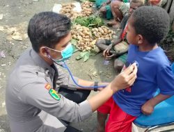 Peduli Kesehatan Anak Tim Medis Binmas Noken berikan Pengobatan Kepada Anak anak Di Intan Jaya