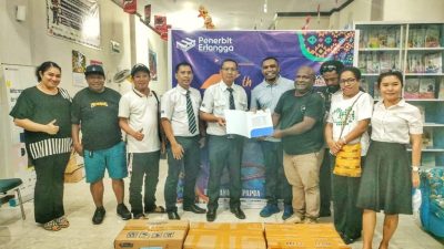 PT Erlangga Salurkan Buku Bacaan kurikulum Baru Ke Daerah Terpencil di Jayapura