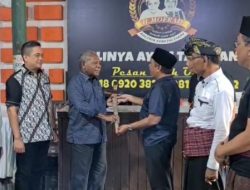 Bupati Jayapura Dianugerahi Kris Pusaka Oleh Suku Sasak Pulau Lombok NTB, Atas Perjuangannya untuk Masyarakat Adat