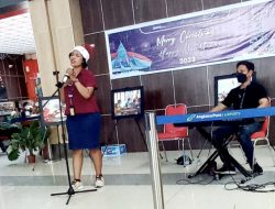 Live Musik Di Bandara Sentani Hibur Penumpang Libur Natal