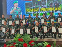 Pangdam XVII/Cenderawasih Berikan Penghargaan Kepada 18 Prajurit Berprestasi