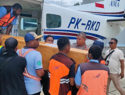 Personel Polres Jayapura Bantu Evakuasi 2 Jenazah Korban Kekejaman OTK di Yahukimo