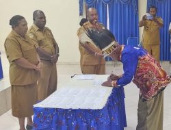 Sekda Hana Teken Pakta integritas Bersama 139 Kepala Kampung