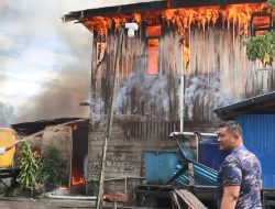 Polisi Bantu Warga Padamkan Api Kebakaran yang Terjadi di Distrik Agats, Kabupaten Asmat