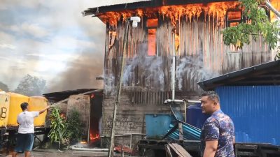 Polisi Bantu Warga Padamkan Api Kebakaran yang Terjadi di Distrik Agats, Kabupaten Asmat
