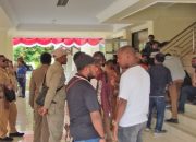 Datangi Kantor Bupati Jayapura, Ratusan Honorer Pertanyakan Nasib Mereka yang tidak Ikuti ujian Computer Assisted Test 