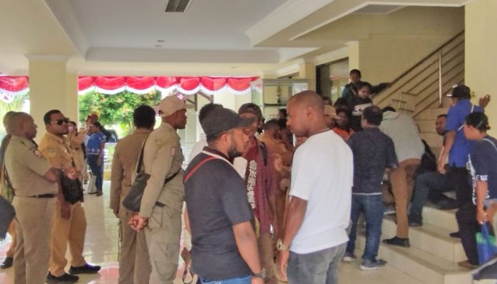 Datangi Kantor Bupati Jayapura, Ratusan Honorer Pertanyakan Nasib Mereka yang tidak Ikuti ujian Computer Assisted Test 