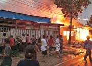 Aksi Heroik Anggota Polisi Bantu Warga Padamkan Kebakaran di Boven Digoel, Papua Selatan