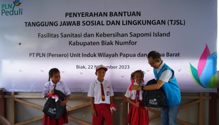 Dukung Pengembangan Wisata Papua, PLN Salurkan Bantuan Sanitasi Fasum di Sapomi Island, Biak