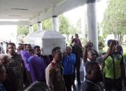 Kedatangan jenazah Lukas Enembe, disambut ribuan masyarakat di Bandara Sentani