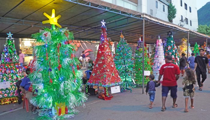 Warga Kota Jayapura Tampilkan 117 Pohon Natal Daur Ulang Sampah, Saat Pencanangan Gerbang Natal 2023