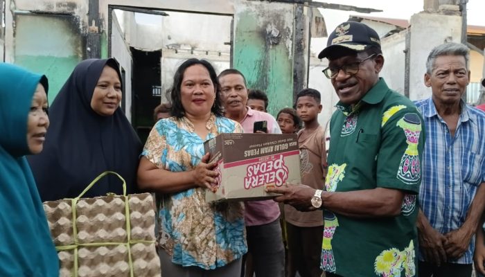 Frans Pekey Tinjau dan salurkan bantuan kepada Korban Kebakaran di Belakang Hotel Bunga Youtefa Jayapura