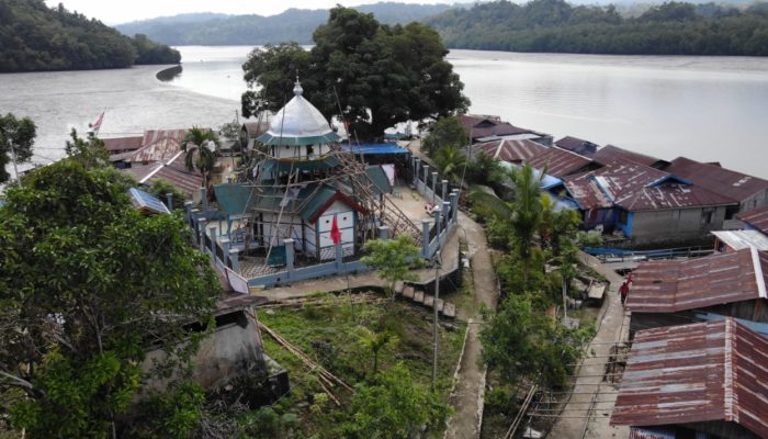 Terangi Desa Patimburak, PLN Hadir Listriki Masjid Tertua di Tanah Papua