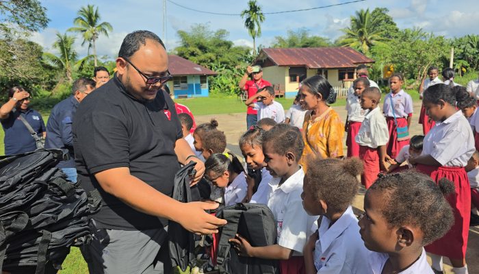 Di Papua, Telkomsel Salurkan Donasi Ratusan Tas, Alat Tulis dan Buku Tulis