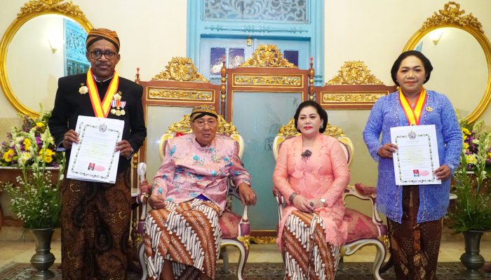 Sekda Kota Jayapura Dianugerahi Gelar Ningrat Kehormatan dari Keraton Solo