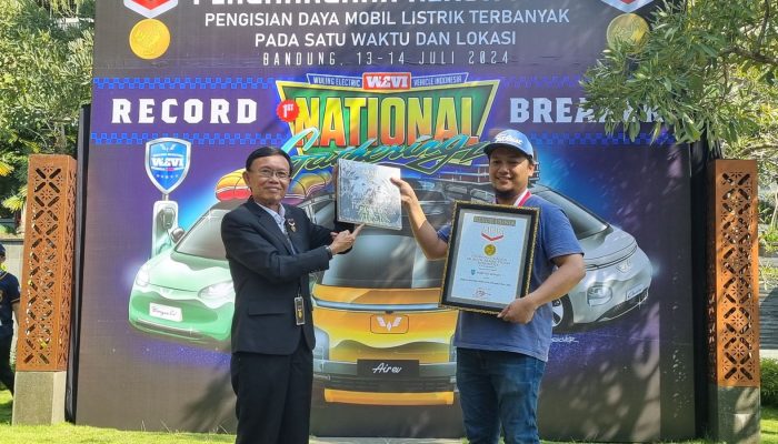 Catatkan Rekor MURI! Charging Mobil Listrik Terbanyak di Satu Lokasi, Kolaborasi PLN-Komunitas WEVI di Bandung